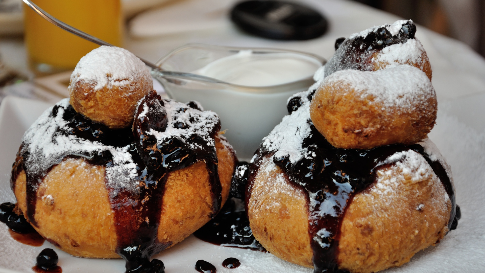 Пончики и с вареньем и сахарной пудрой