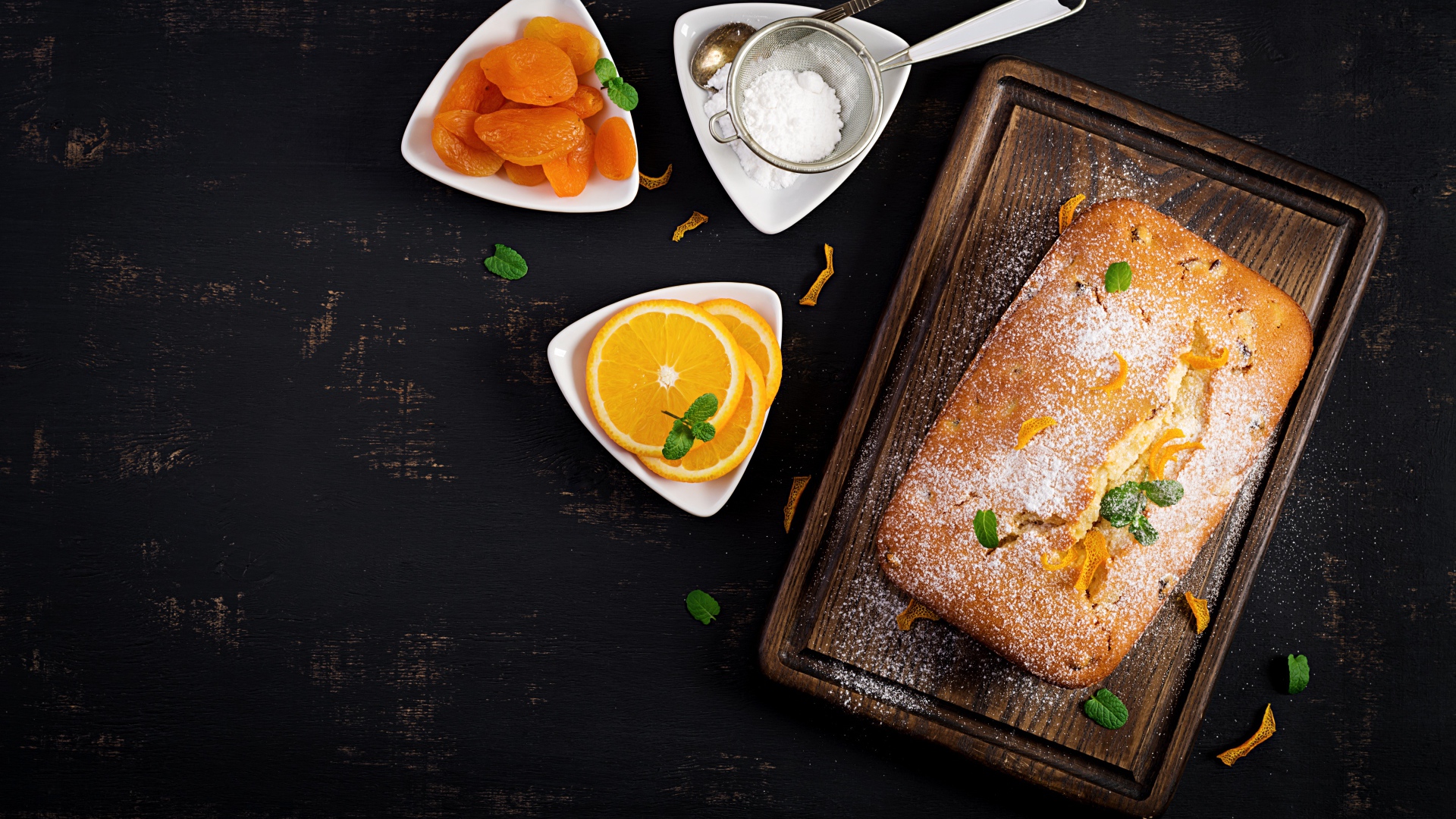 Свежий сладкий пирог на столе с курагой и апельсином