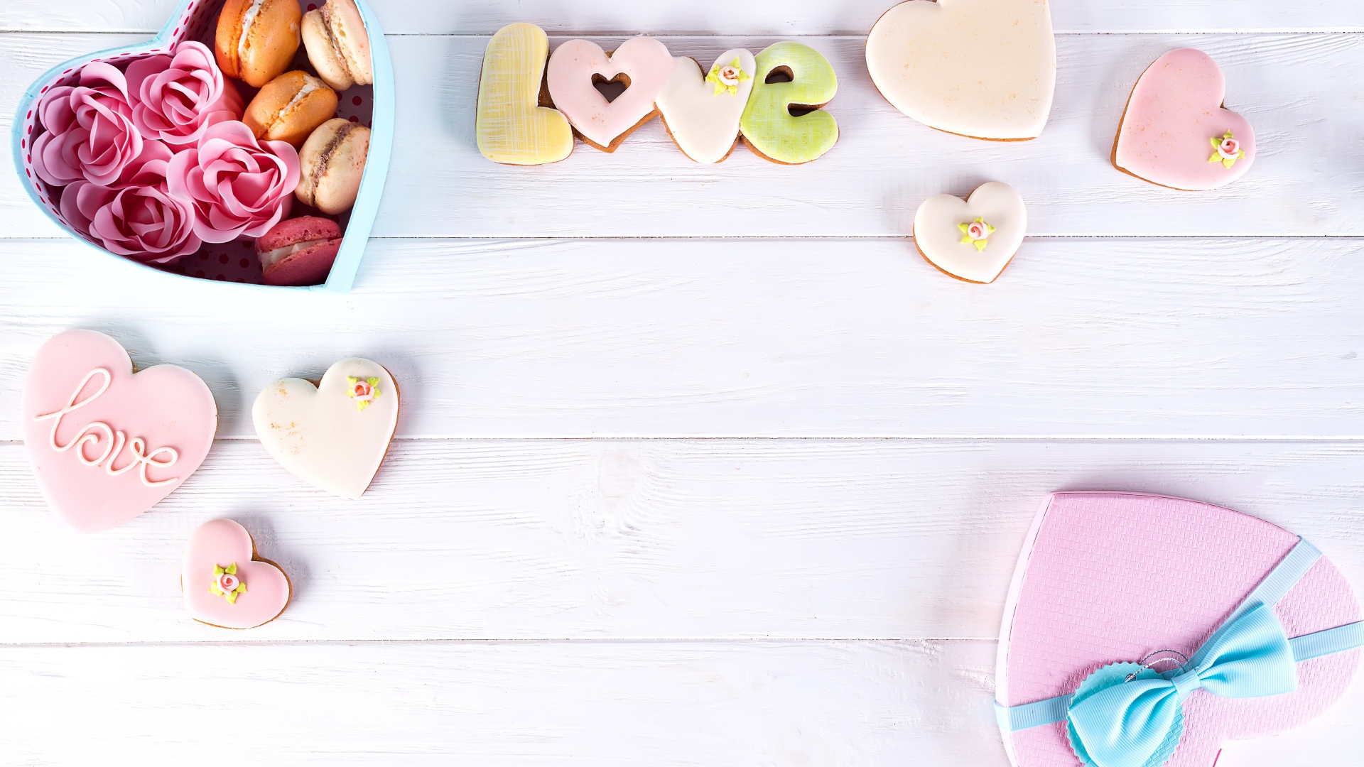 Подарочная коробка в форме сердца на столе с печеньем 