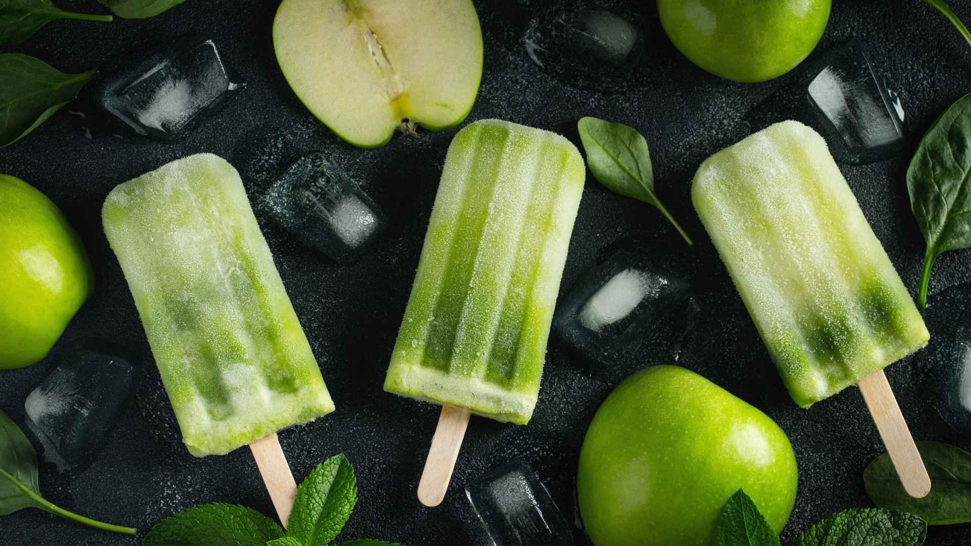 Зеленое фруктовое мороженое на столе с яблоками
