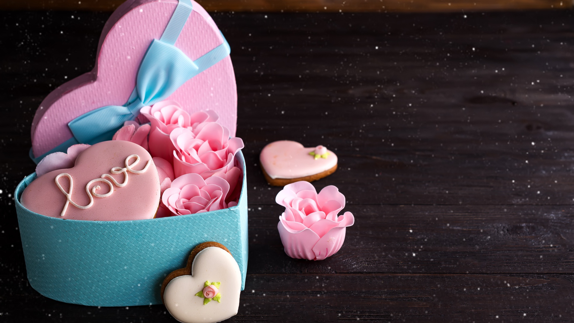 Коробка в форме сердца с розами из мастики и печеньем