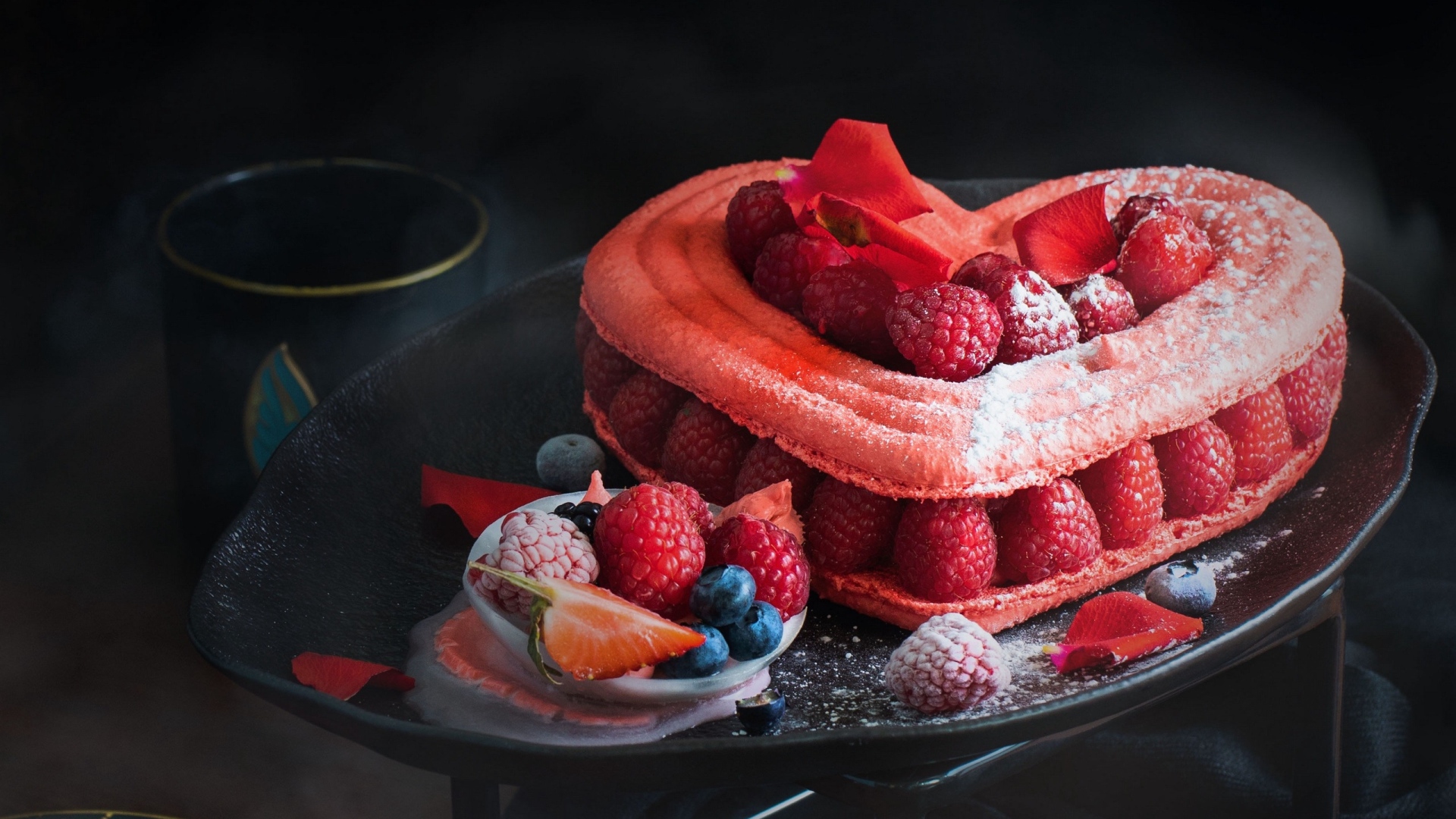 Торт в форме сердца с ягодами малины и сахарной пудрой