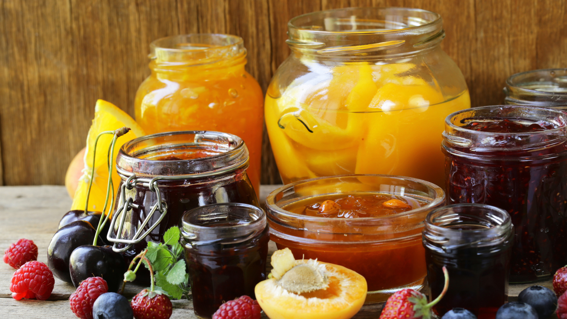 Повидло и варенье на столе с ягодами