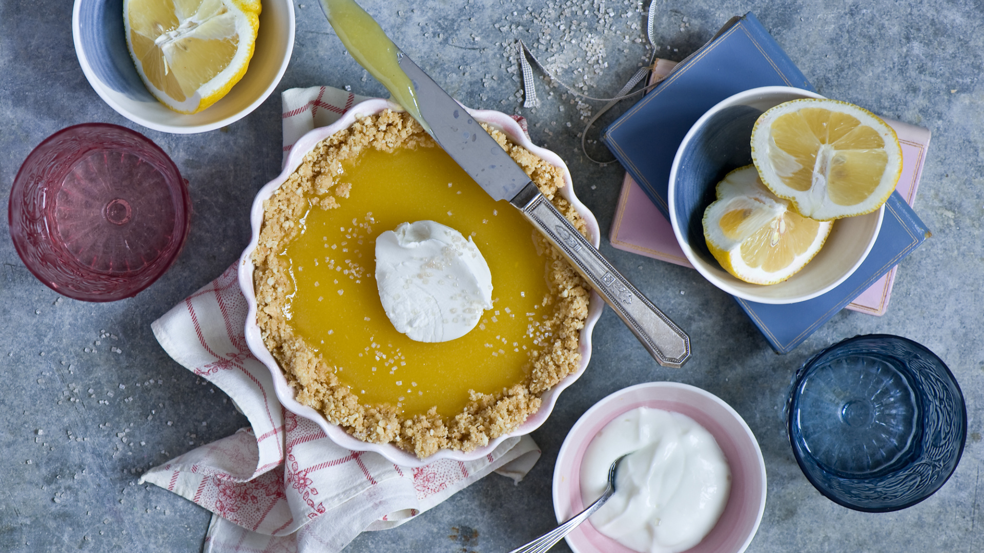 Лимонный пирог на столе с лимонами и сметаной