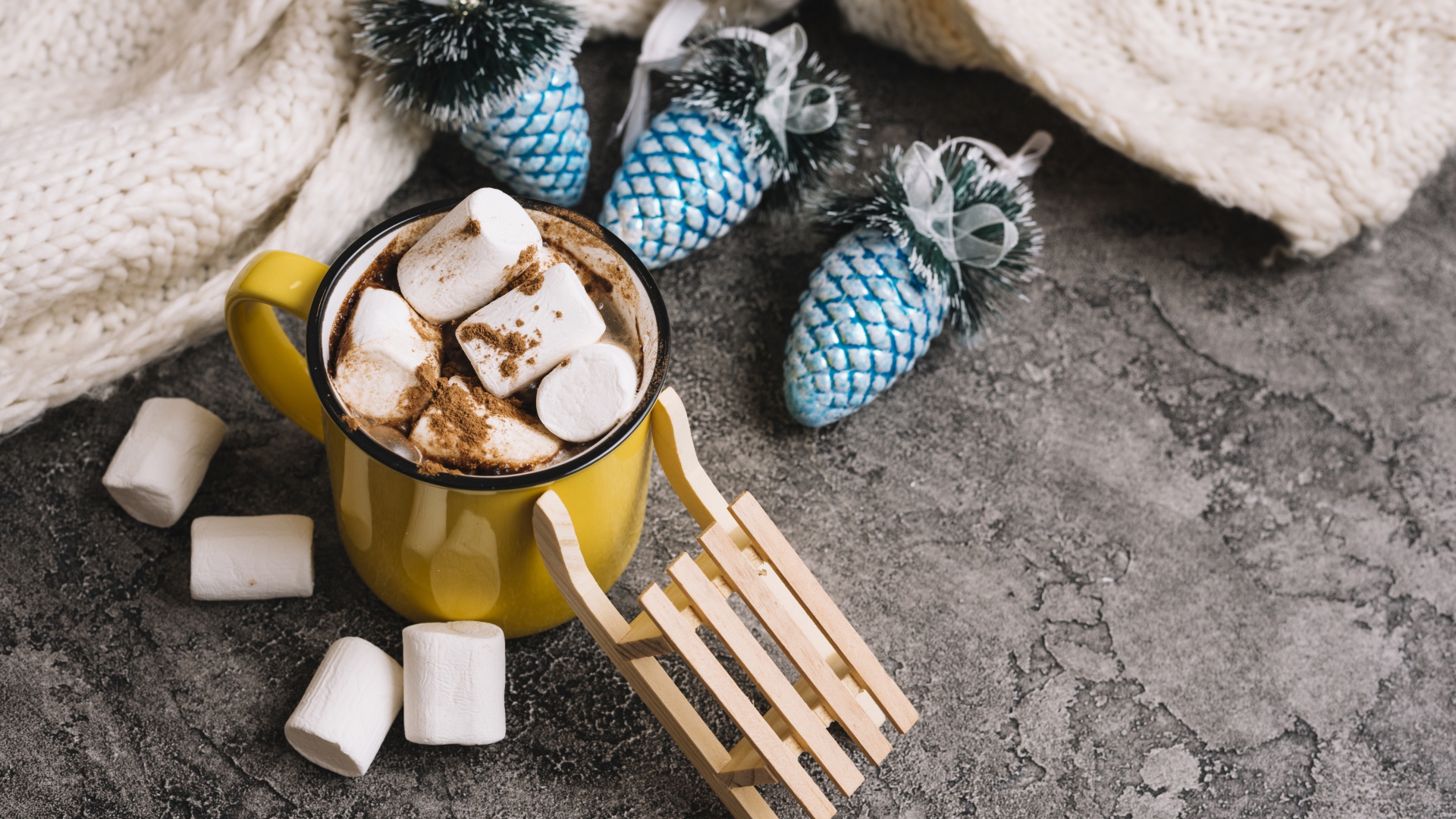 Кружка с маршмеллоу и игрушками 