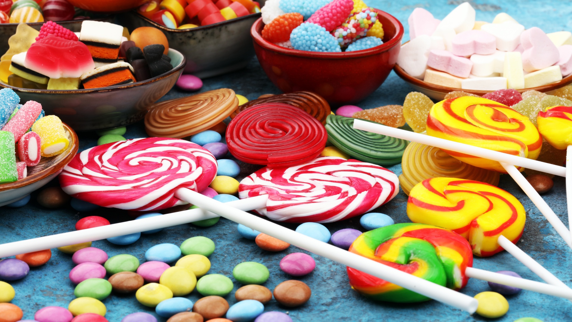 Разноцветные сладости на столе