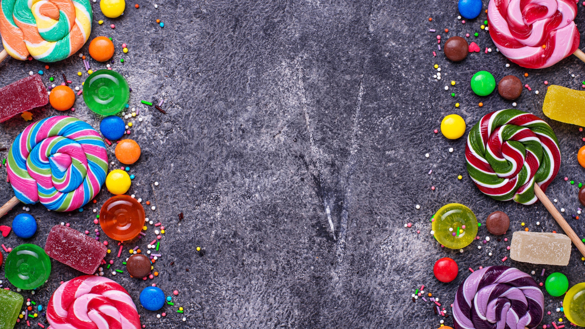 Разноцветные конфеты на сером фоне
