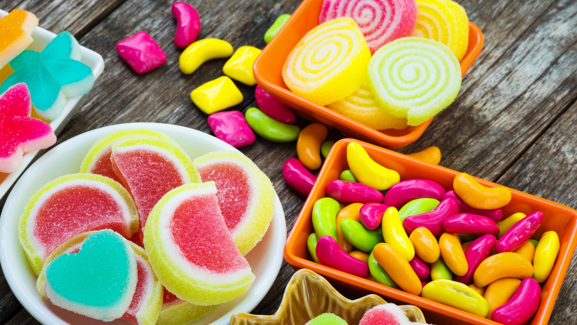 Разноцветный мармелад с конфетами на деревянном столе