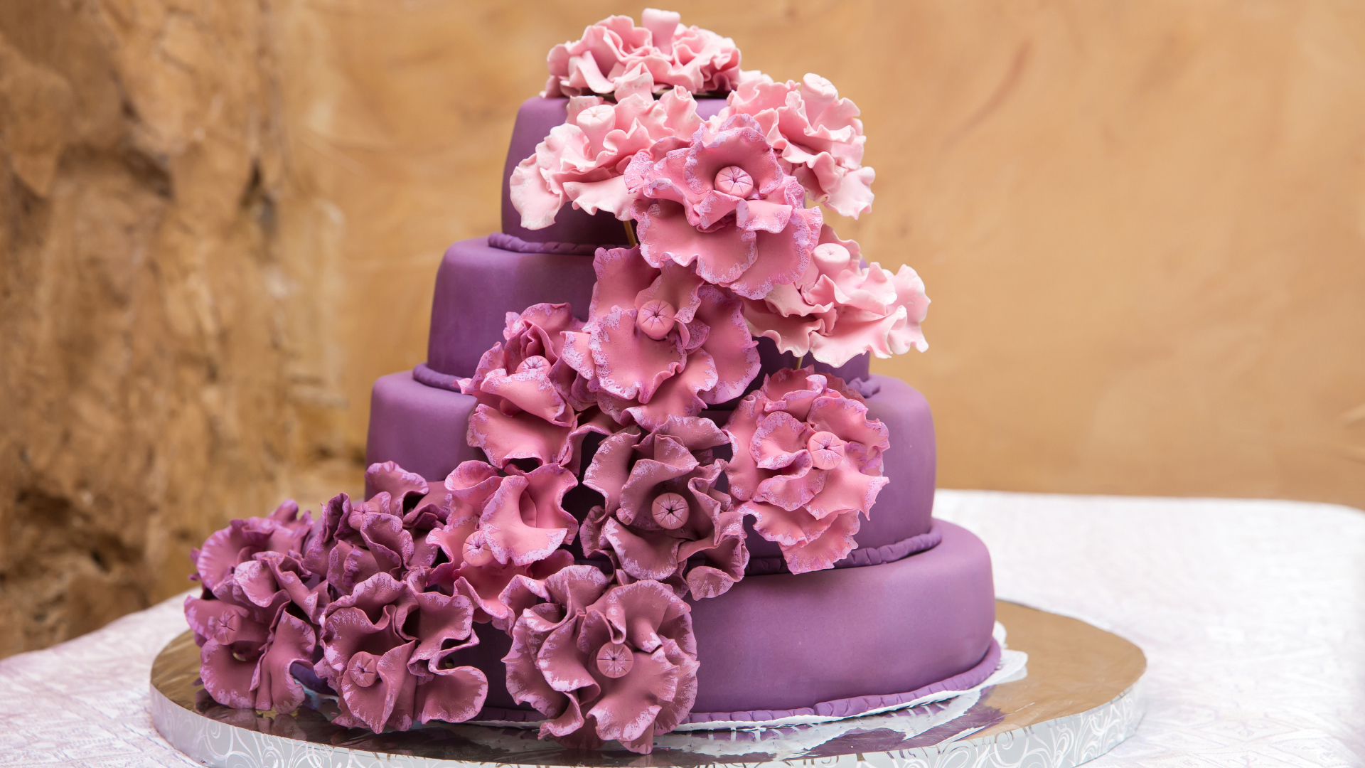 Фиолетовый торт с красивыми розовыми цветами