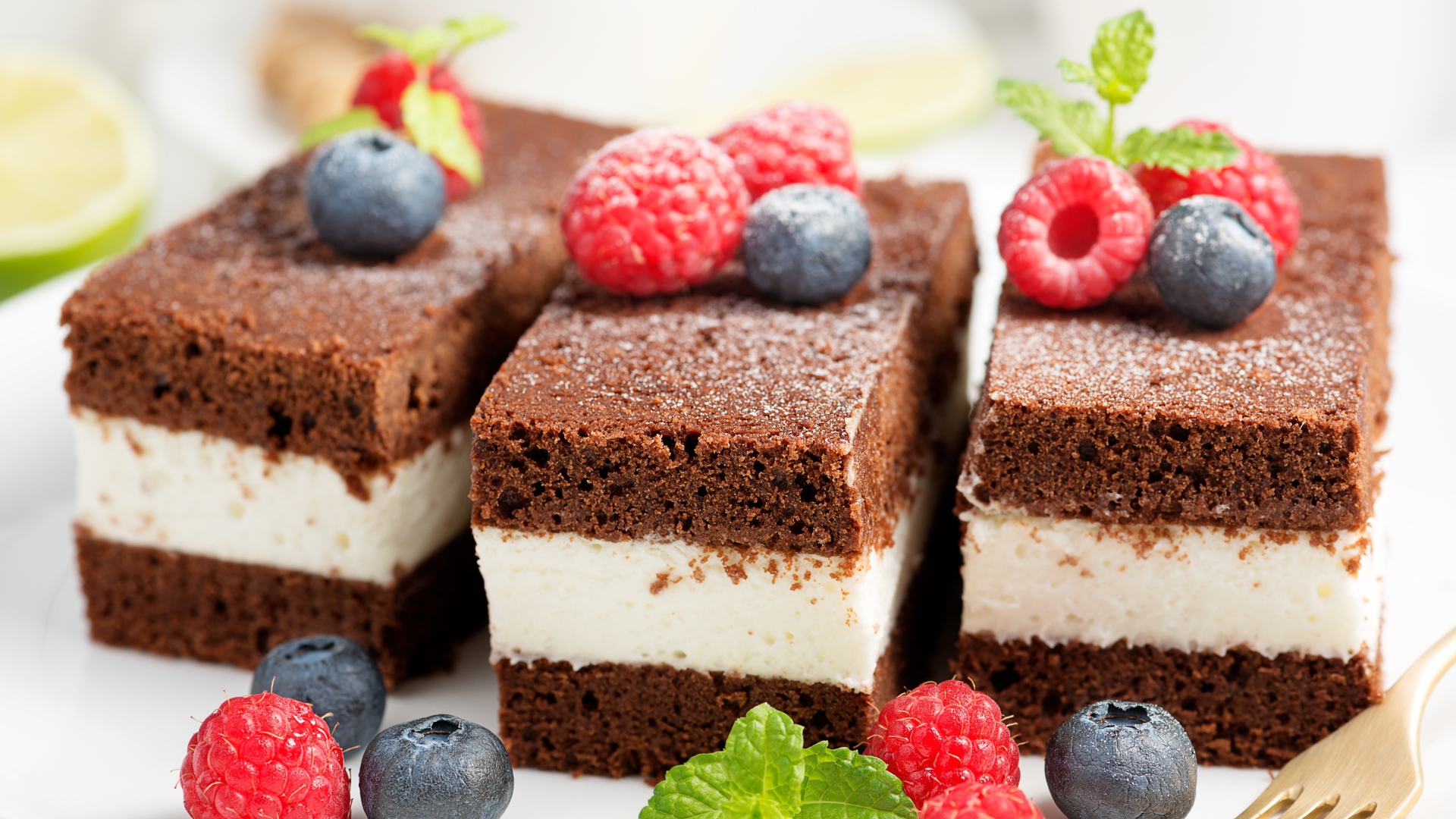 Пирожные с суфле и ягодами малины и черники 