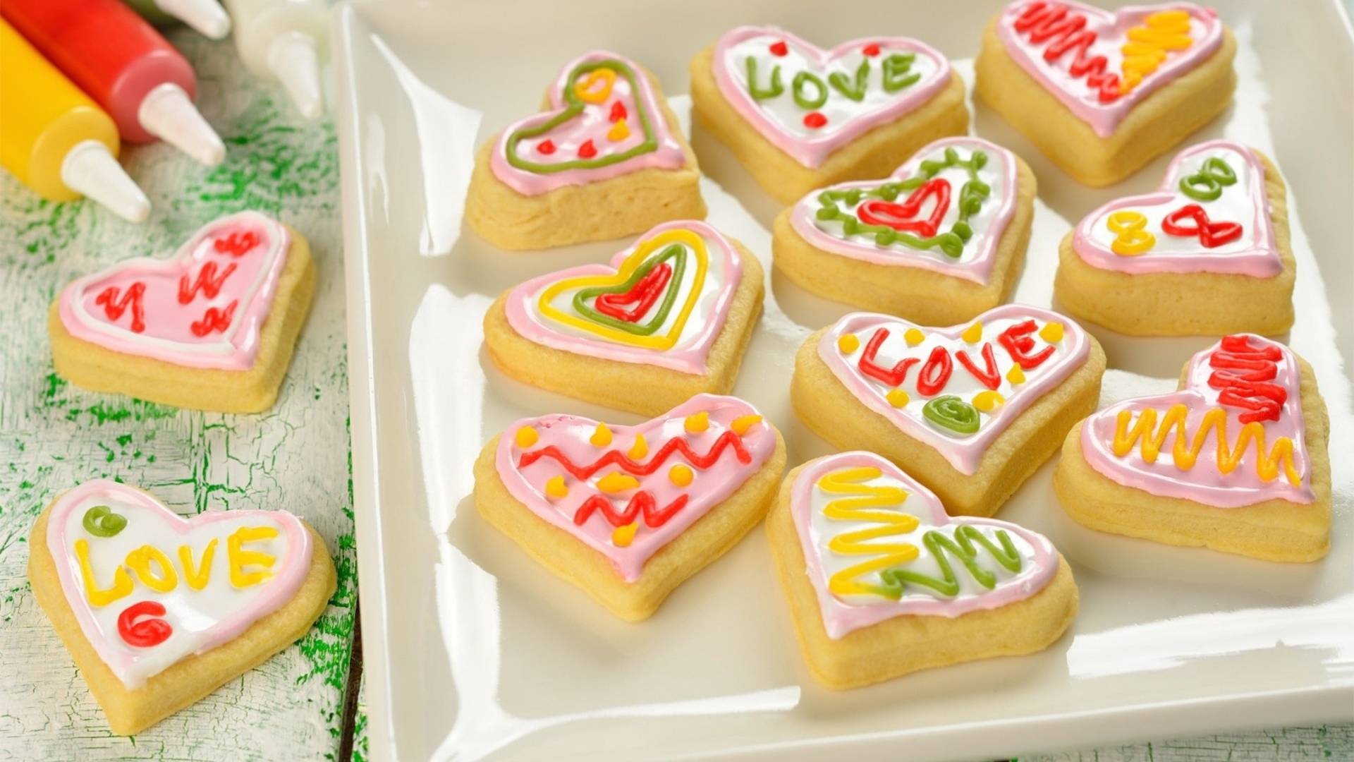 Сладкое печенье в форме сердца с глазурью 