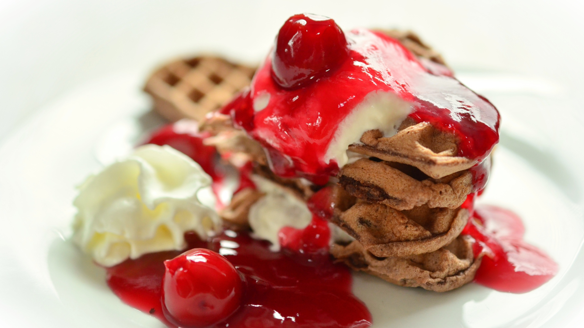 Сладкие вафли с мороженым и джемом на белом фоне