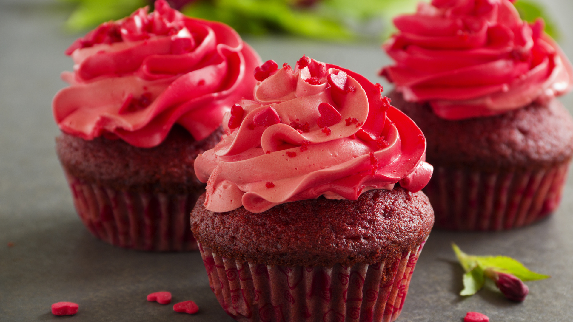 Три шоколадных кекса с розовым кремом 