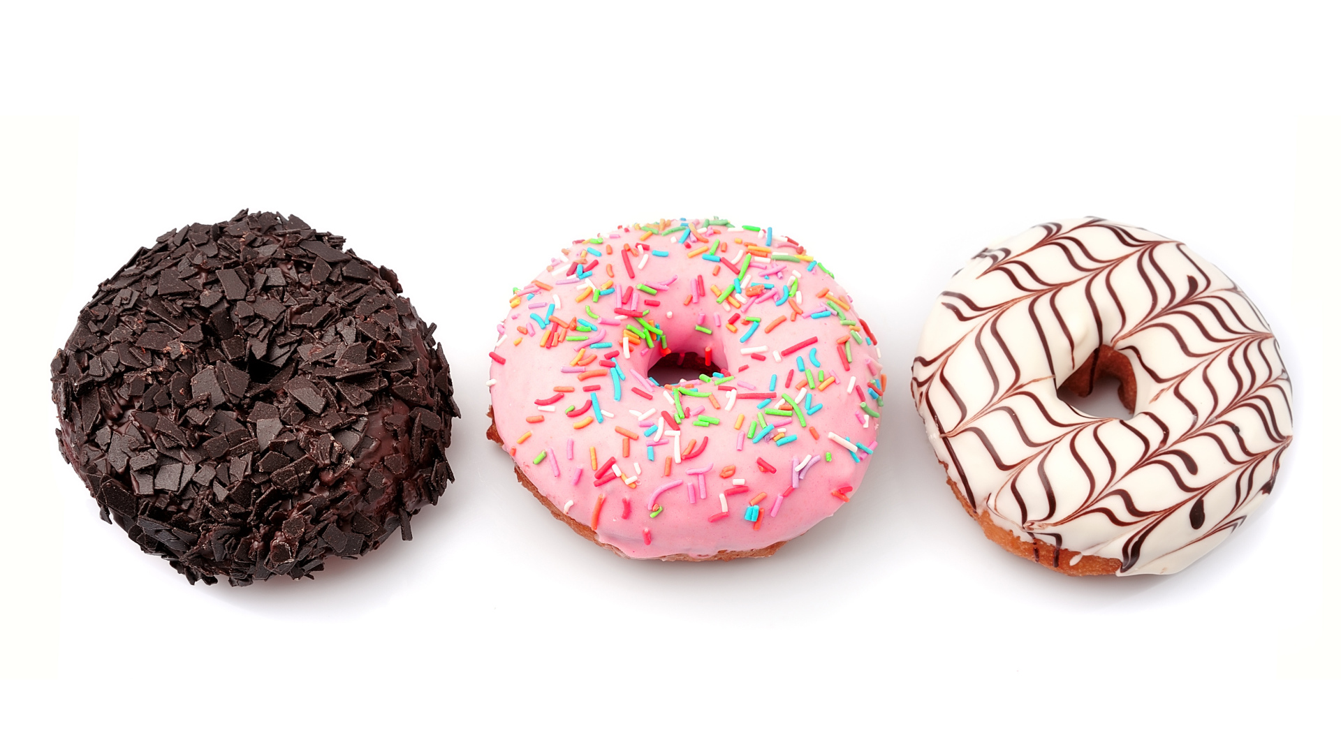 Три аппетитных сладких пончика с глазурью на белом фоне