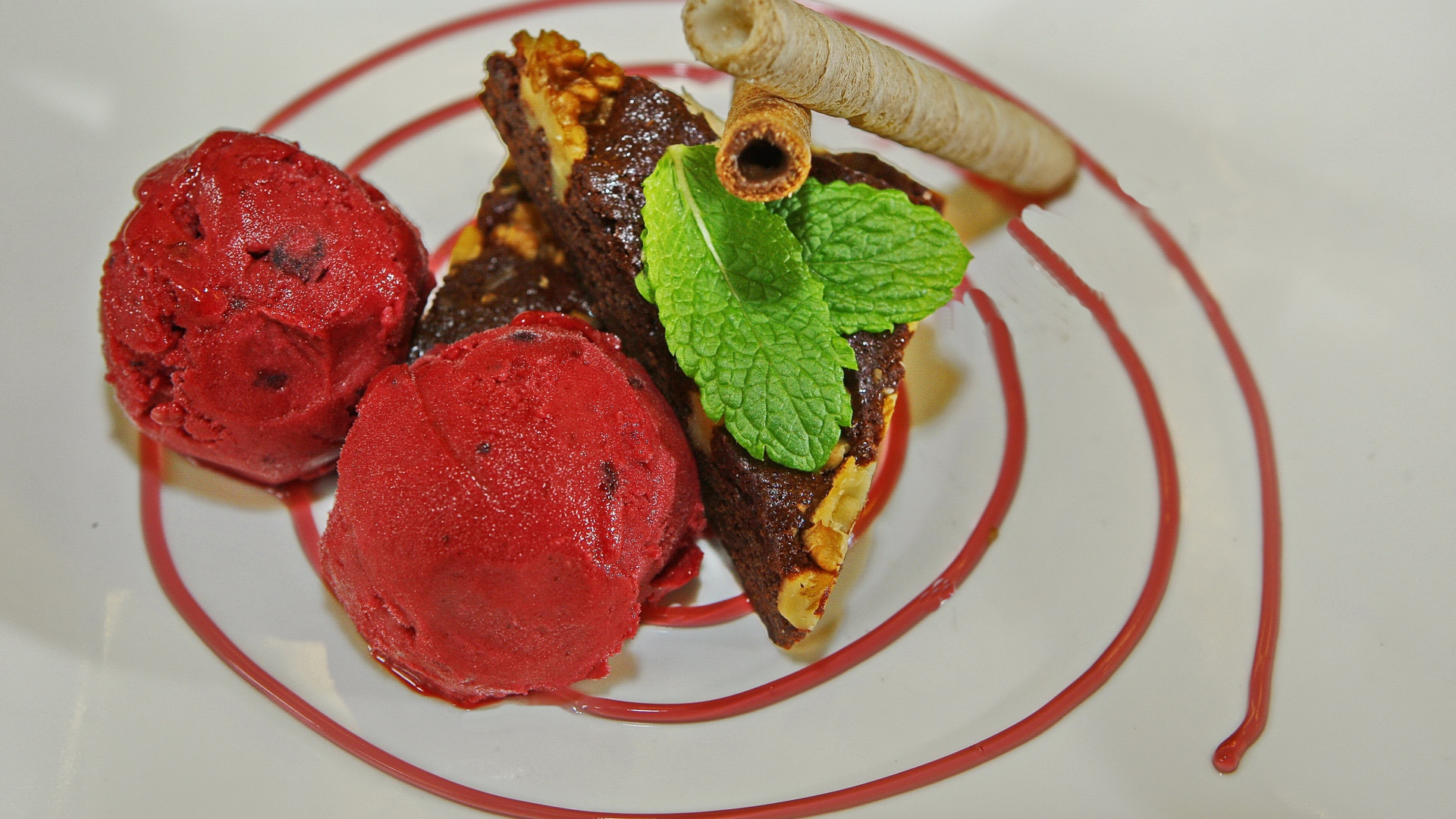 Два шарика фруктового мороженого с щербетом и трубочками