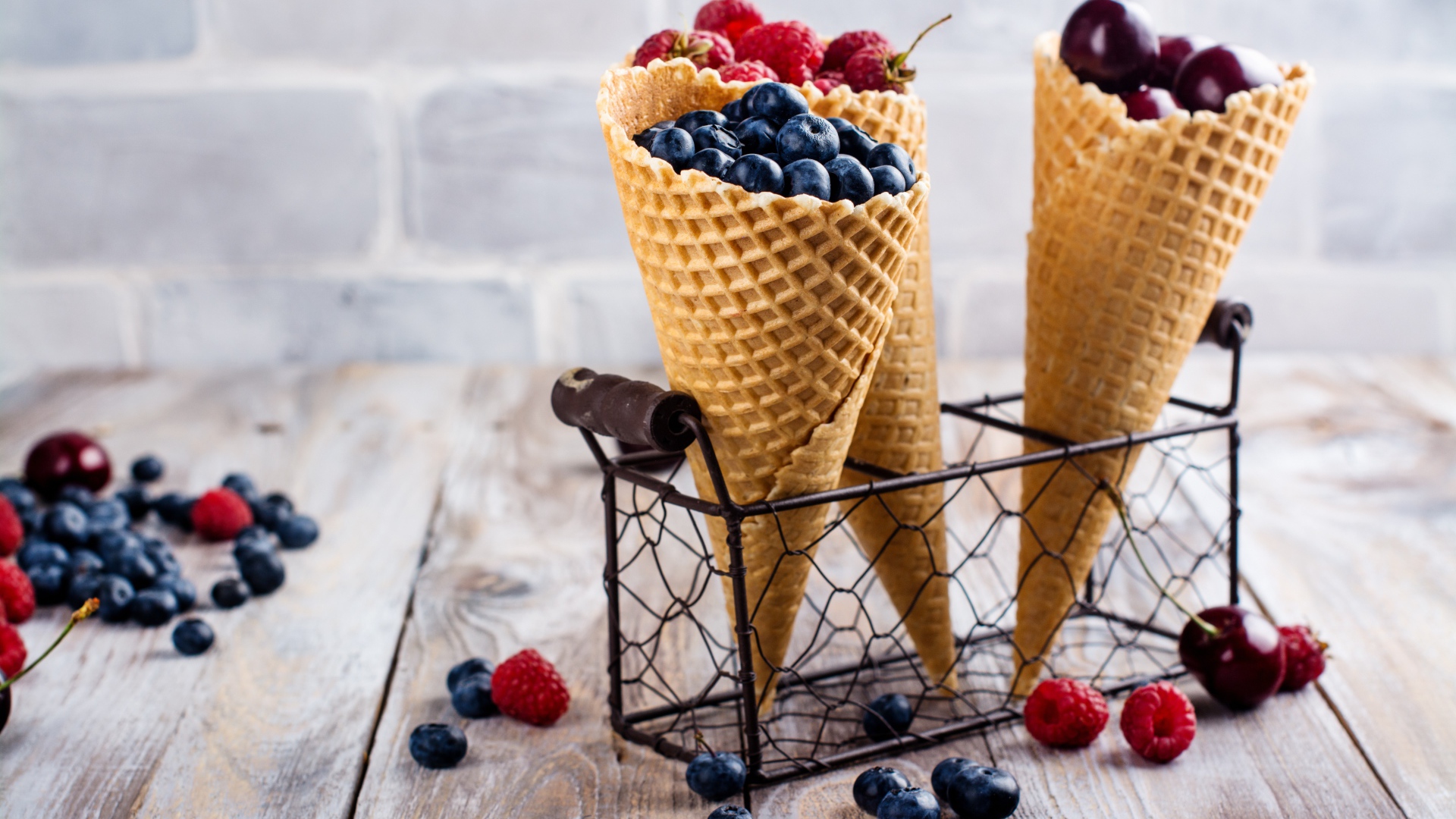 Два вафельных рожка на столе с ягодами