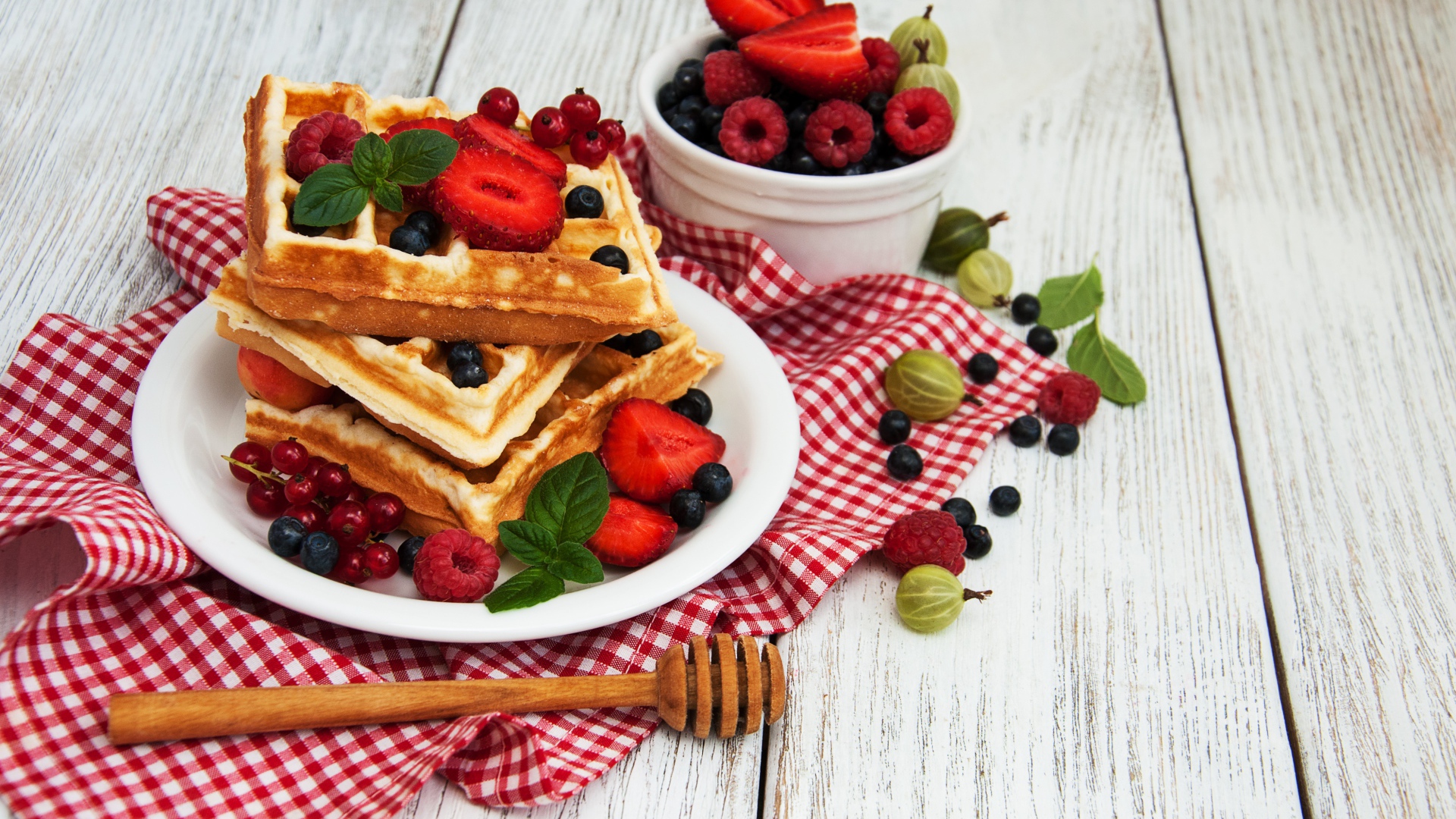 Вафли на столе со свежими ягодами