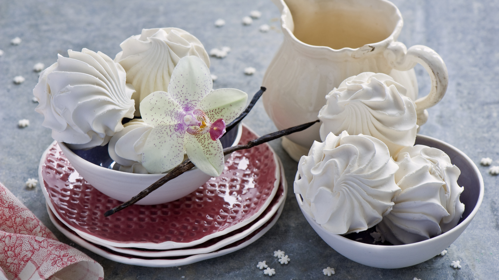 Белый зефир на столе с цветком орхидеи