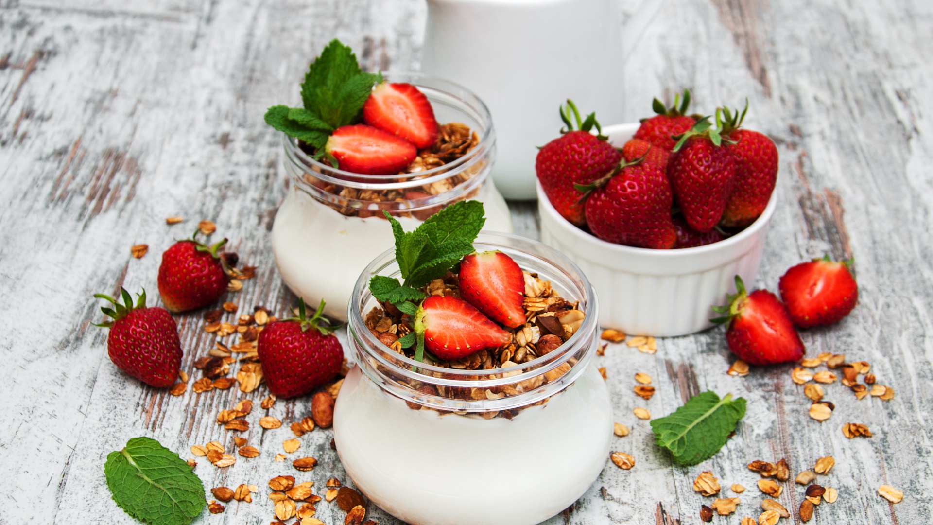 Йогурт в баночках с овсяными хлопьями и клубникой