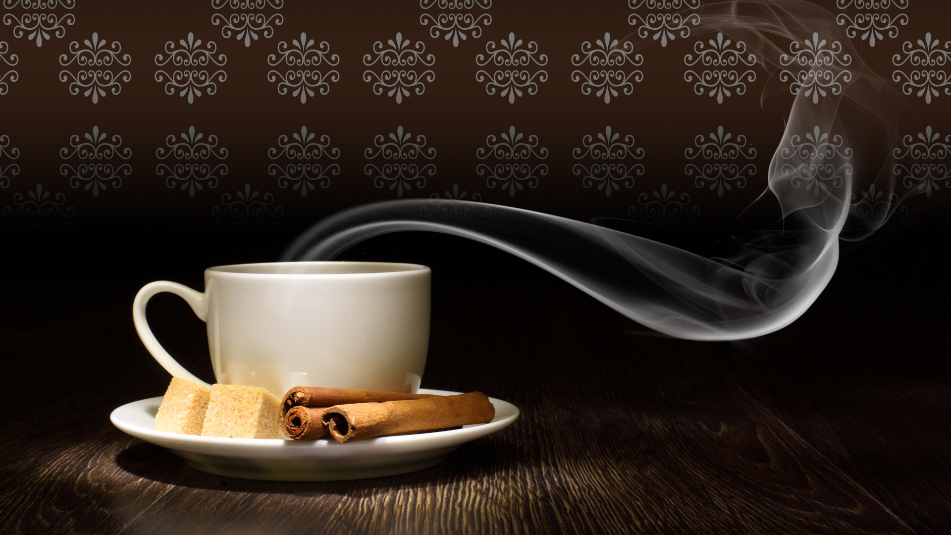 Чашка горячего кофе с дымом на блюдце с сахаром и корицей