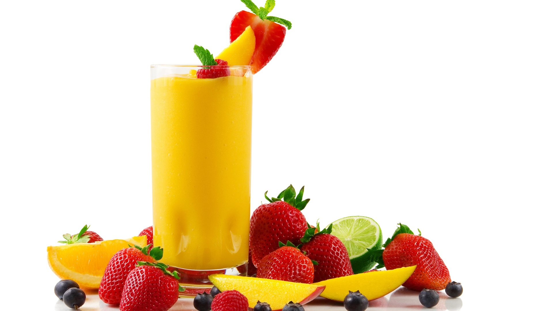 Стакан сока на белом фоне с ягодами и фруктами
