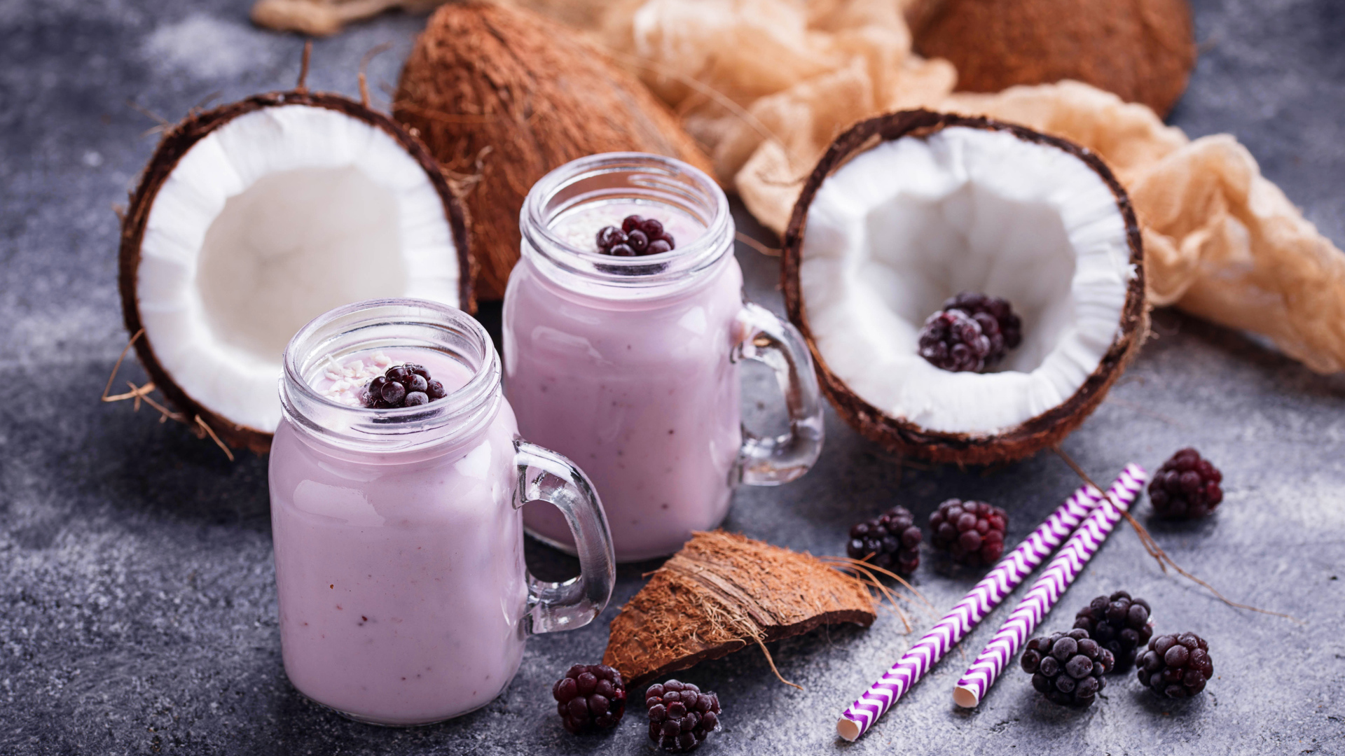 Ягодное смузи на столе с черникой и кокосами