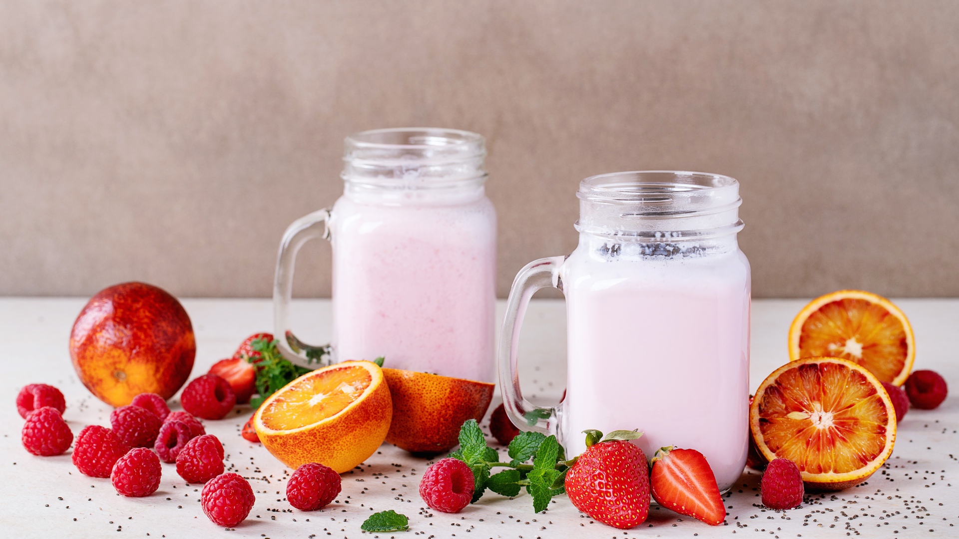 Коктейль на столе с малиной, клубникой и грейпфрутом