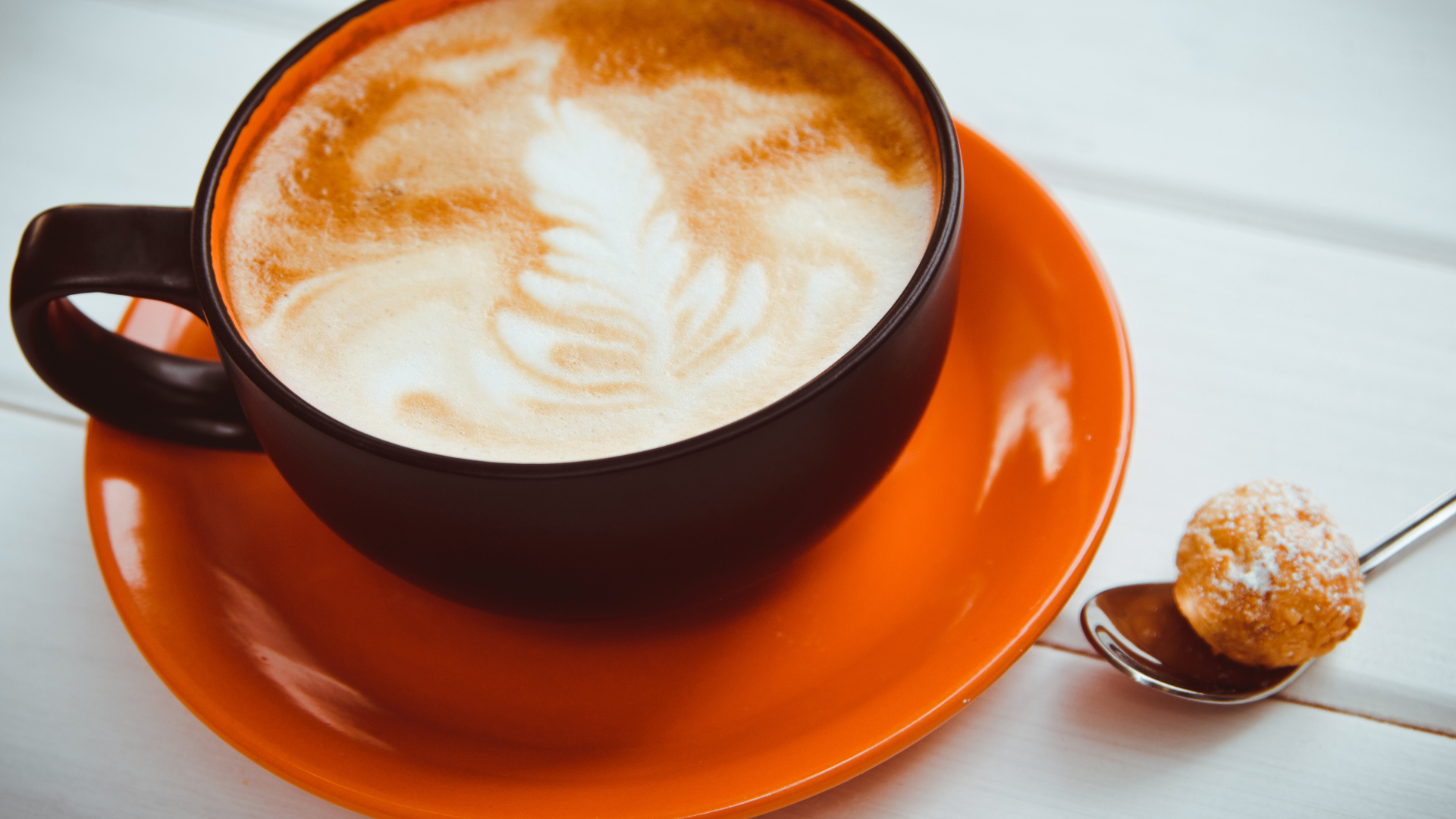 Чашка капучино с рисунком на пене 