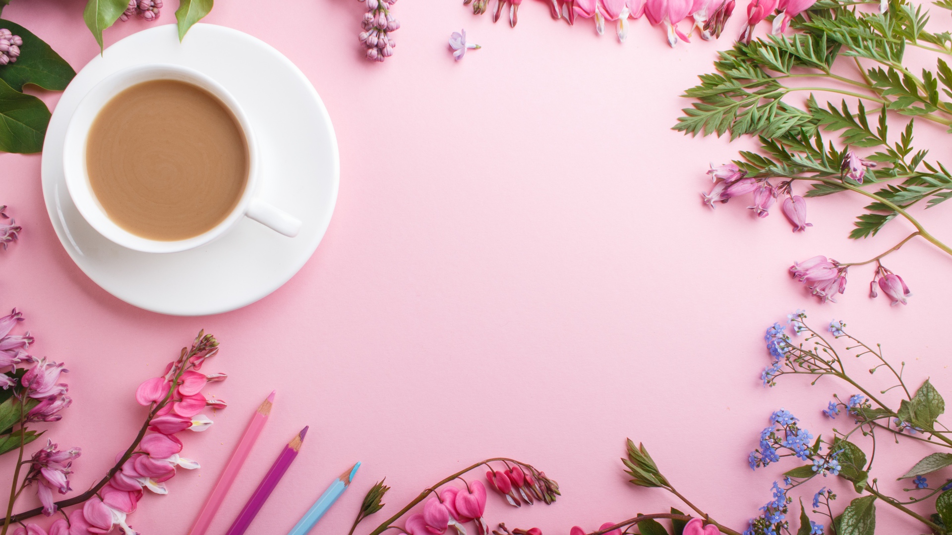 Чашка кофе на розовом фоне с цветами