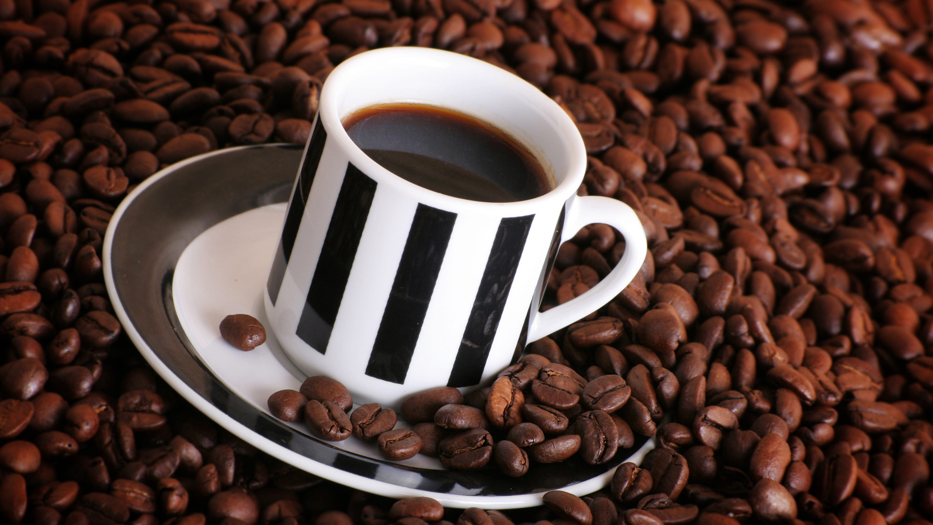 Чашка кофе на столе с кофейными зернами