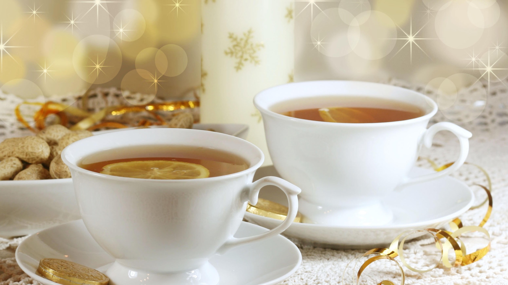 Вкусный чай в белых чашках с лимоном