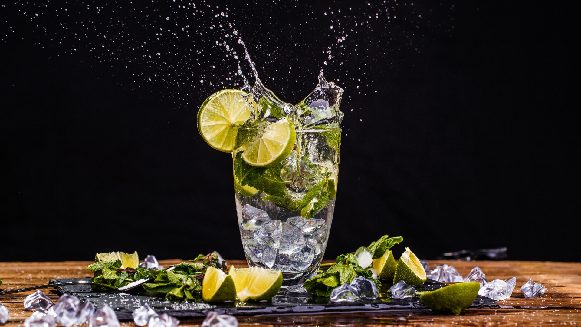 Стакан мохито со льдом, лимоном и мятой