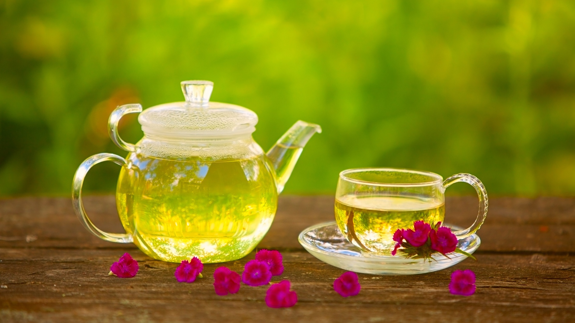 Зеленый чай на столе в стеклянном чайнике и чашке