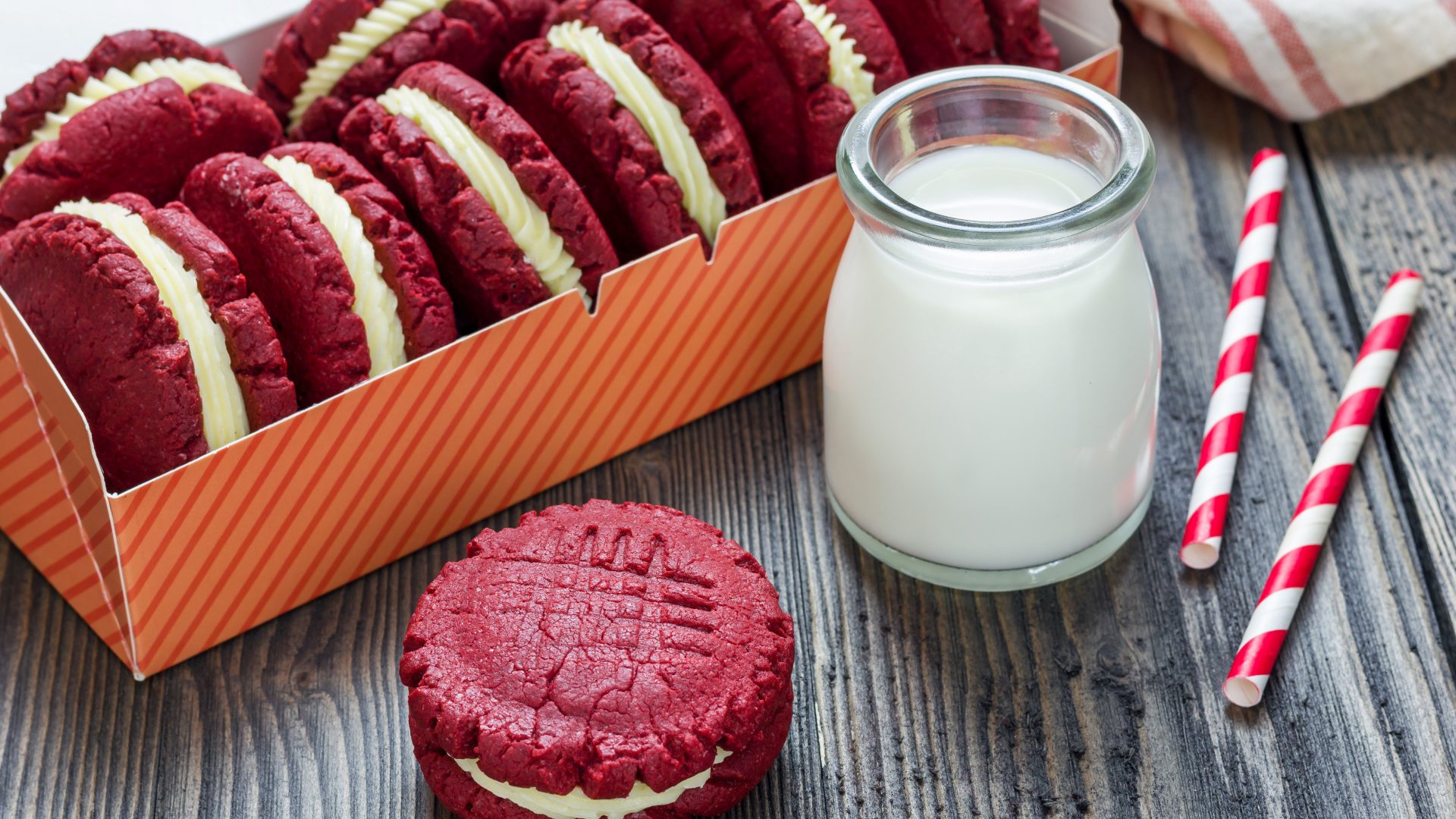 Кефир в банке на столе с печеньем 