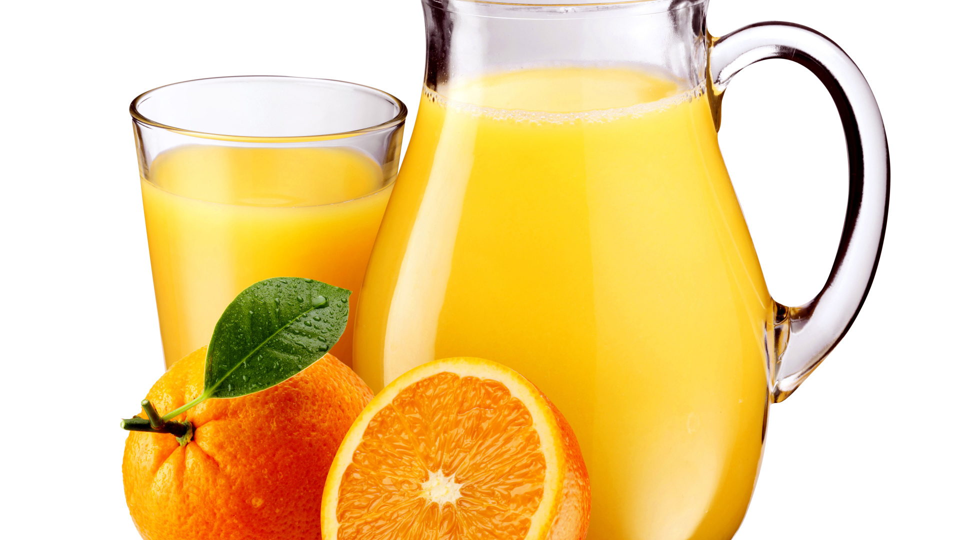 Апельсиновый сок на белом фоне с плодами апельсина