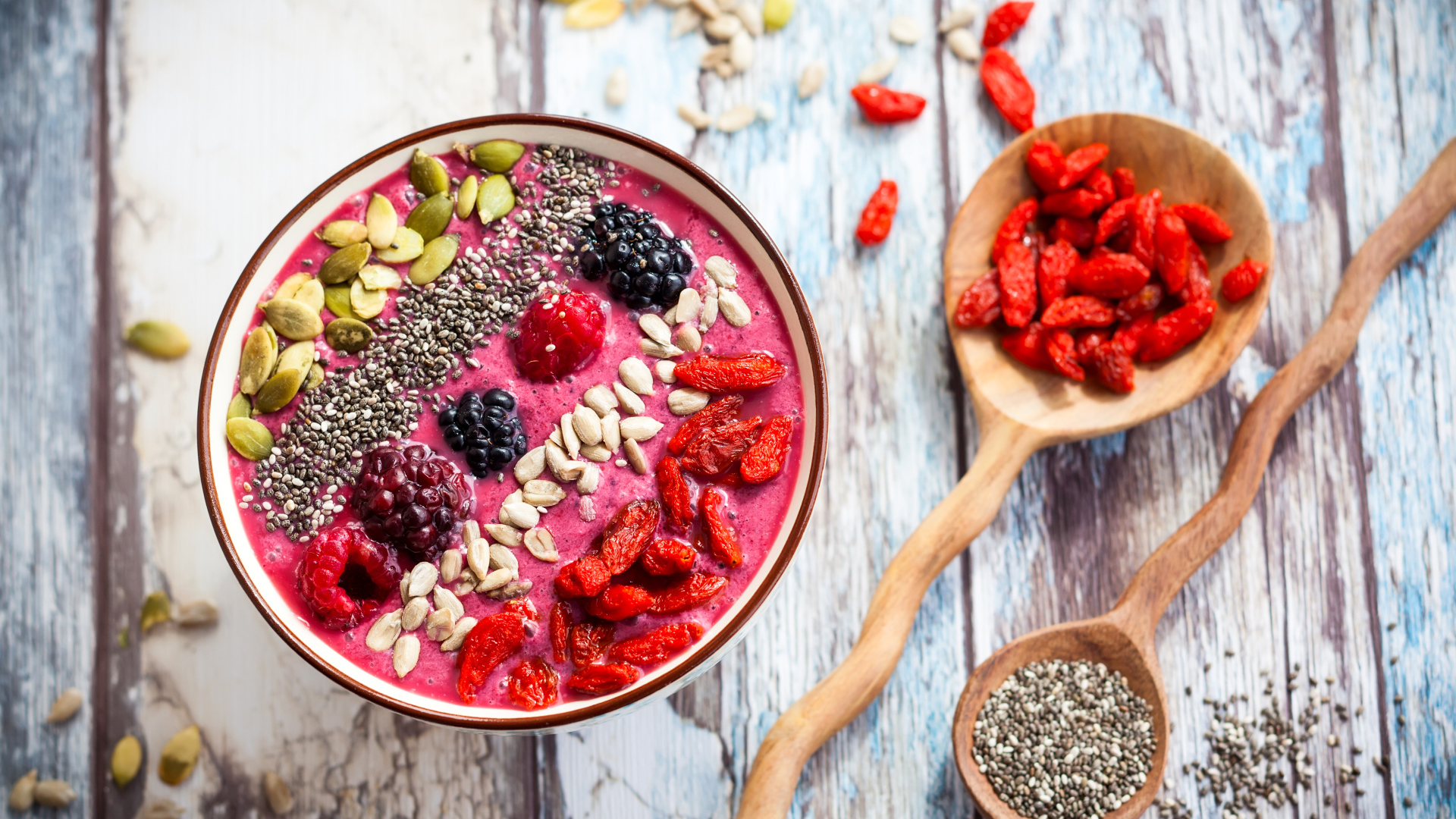 Смузи с сухофруктами, семенами годжи и ягодами в чашке