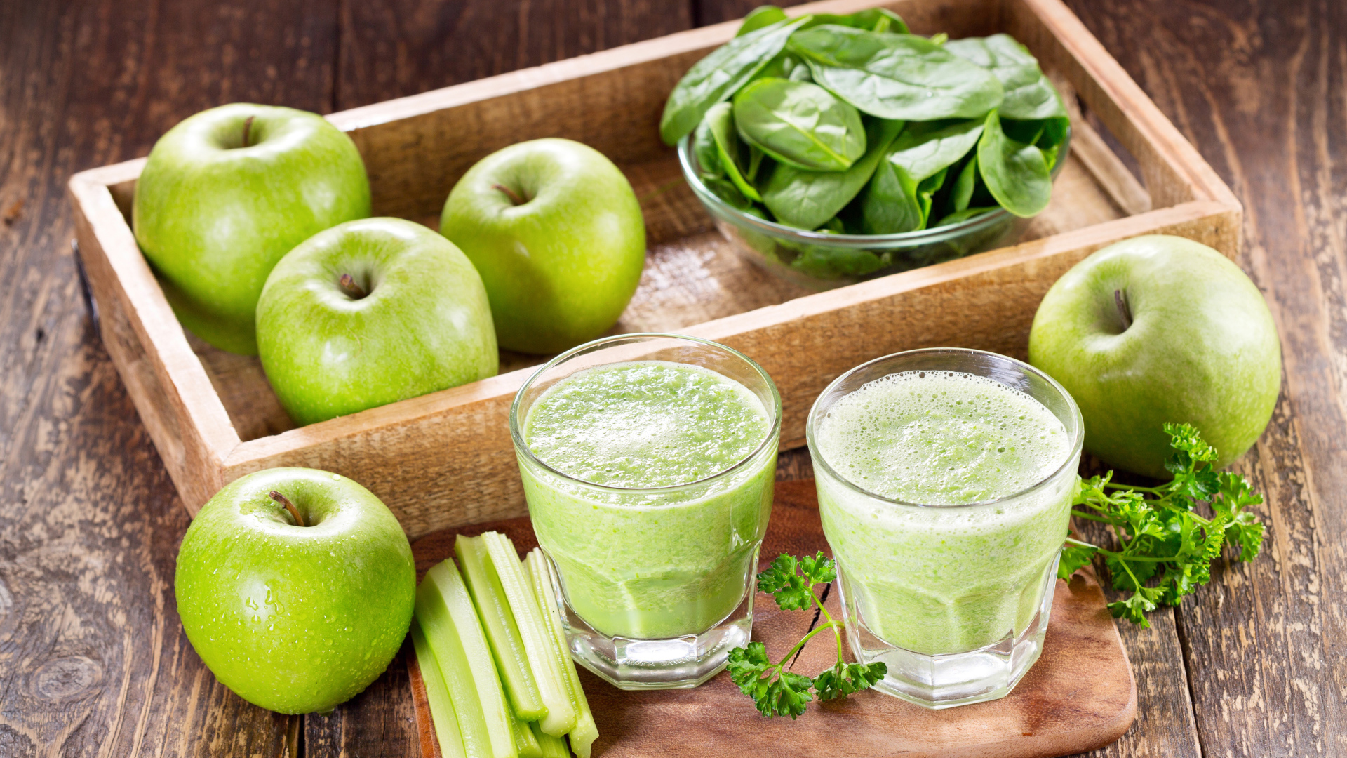 Смузи на столе с зелеными яблоками и зеленью 