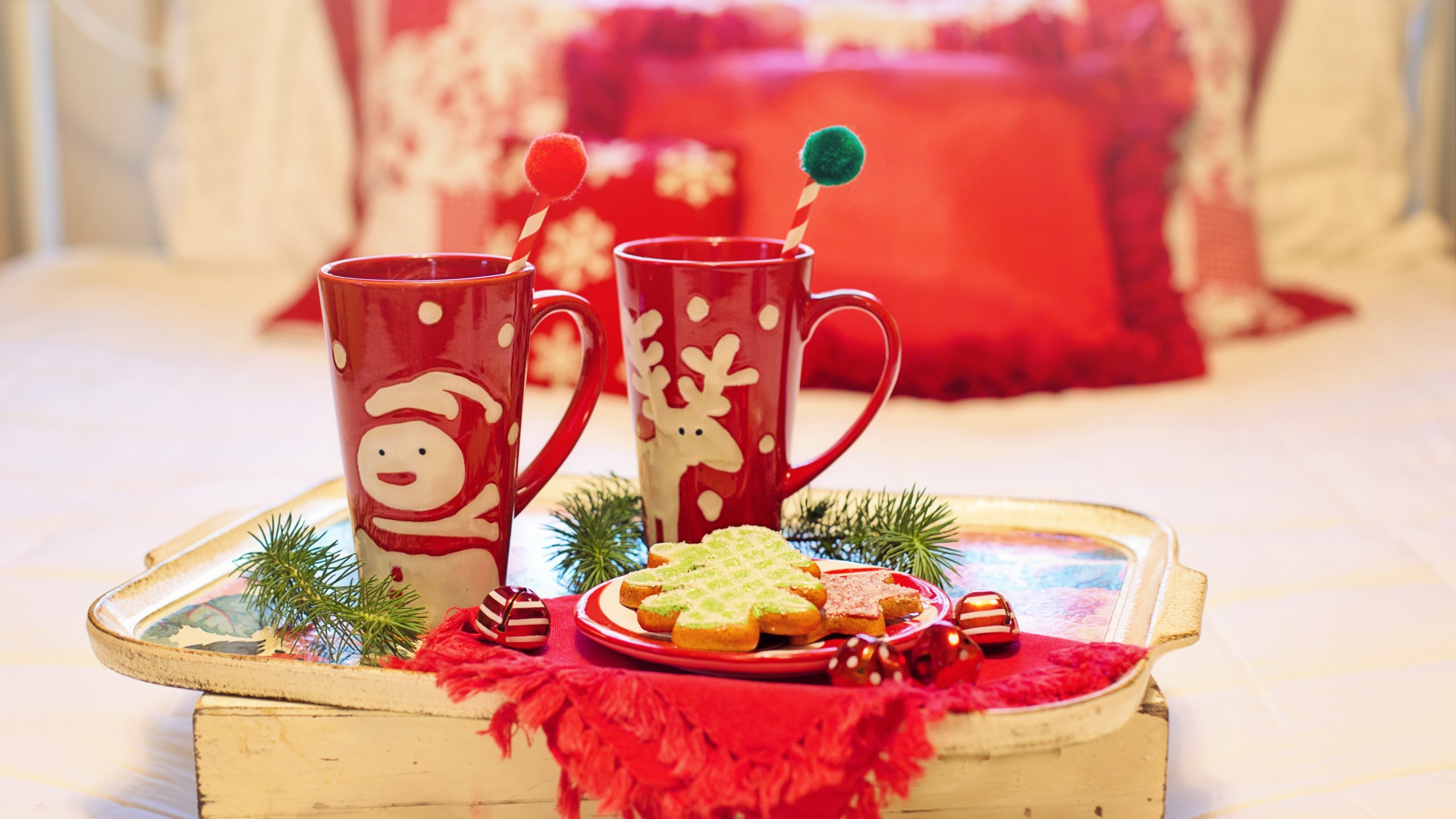 Две кружки с напитком на столе с печеньем 