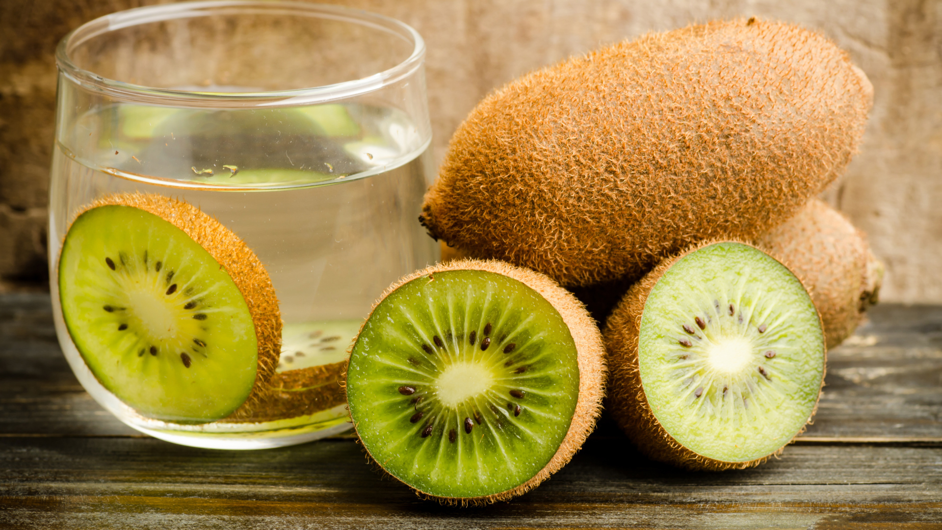 Вода с кусочками киви на столе