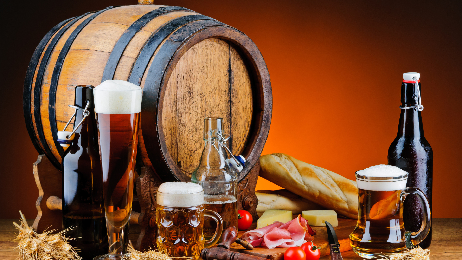 Деревянная бочка на столе с пивом и закусками