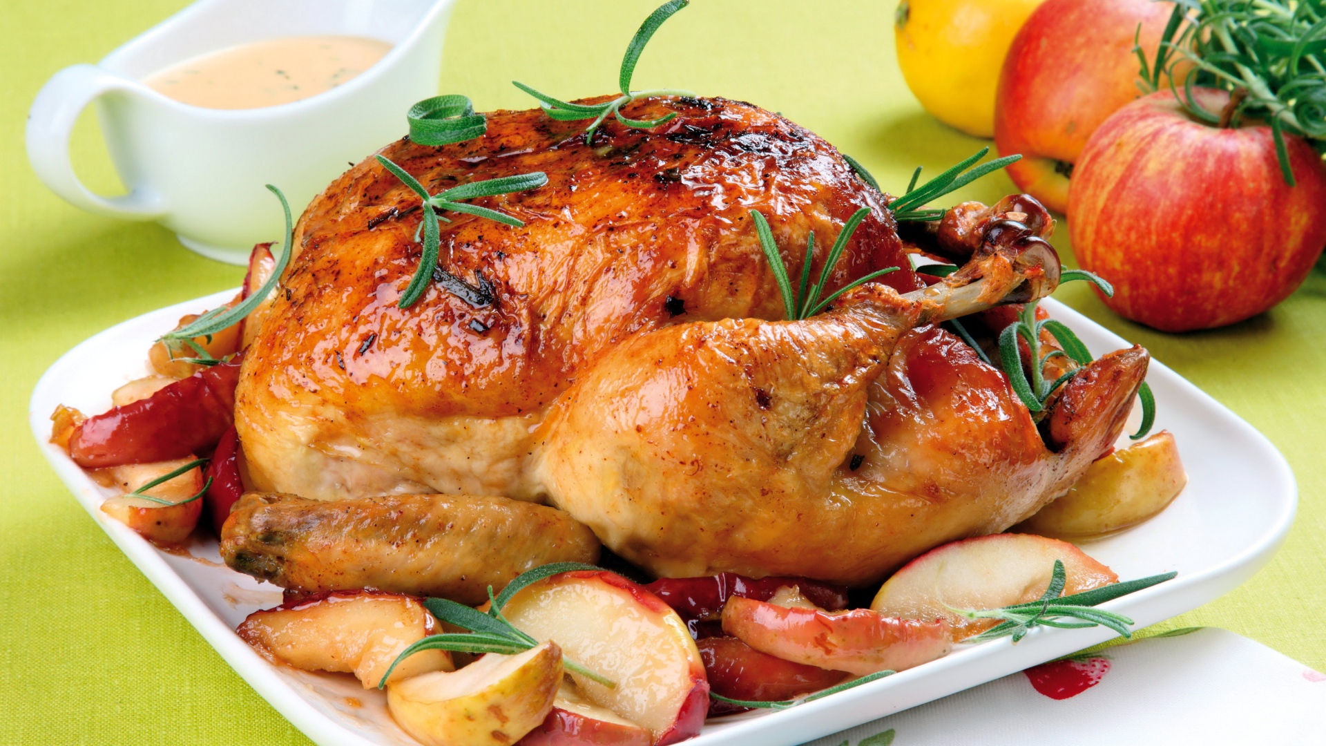 Запеченная курица с яблоками на столе с соусом