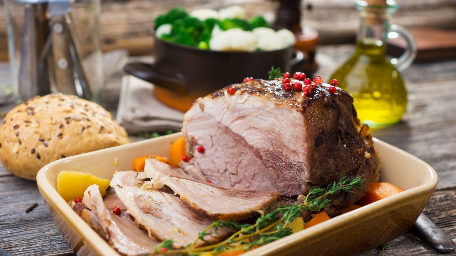 Запеченное мясо с овощами на противне