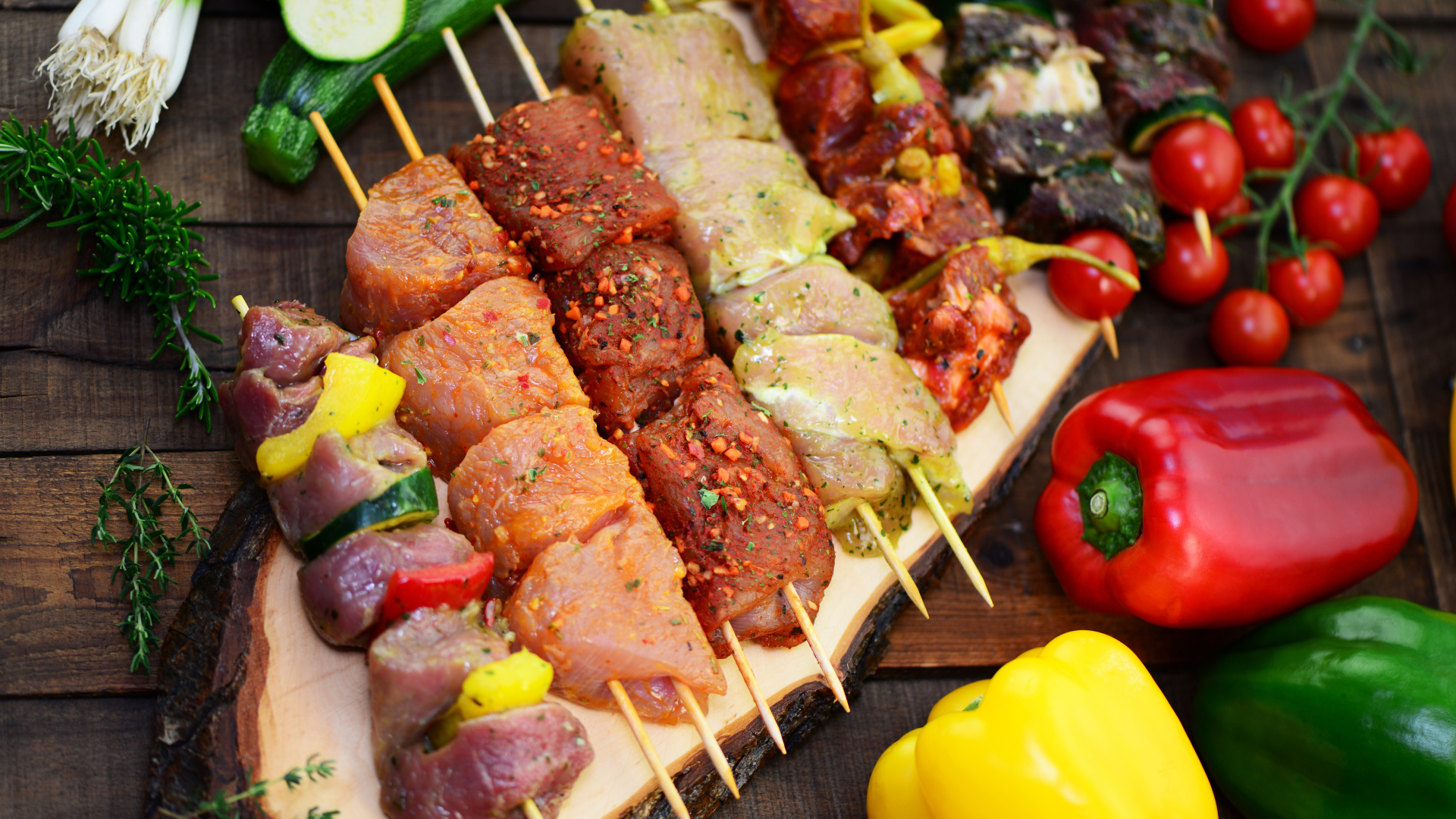 Шашлык на столе с овощами 