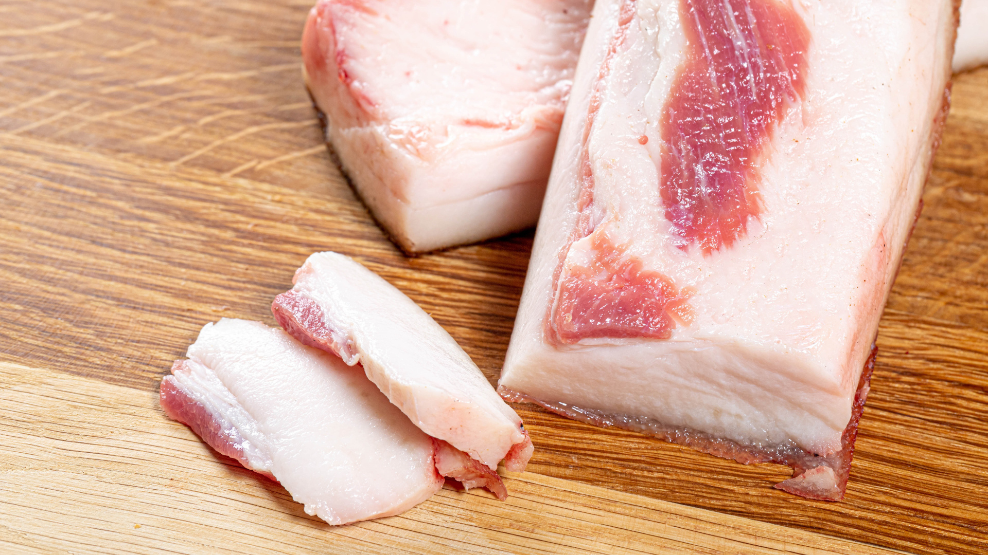 Куски свежего сала на столе 