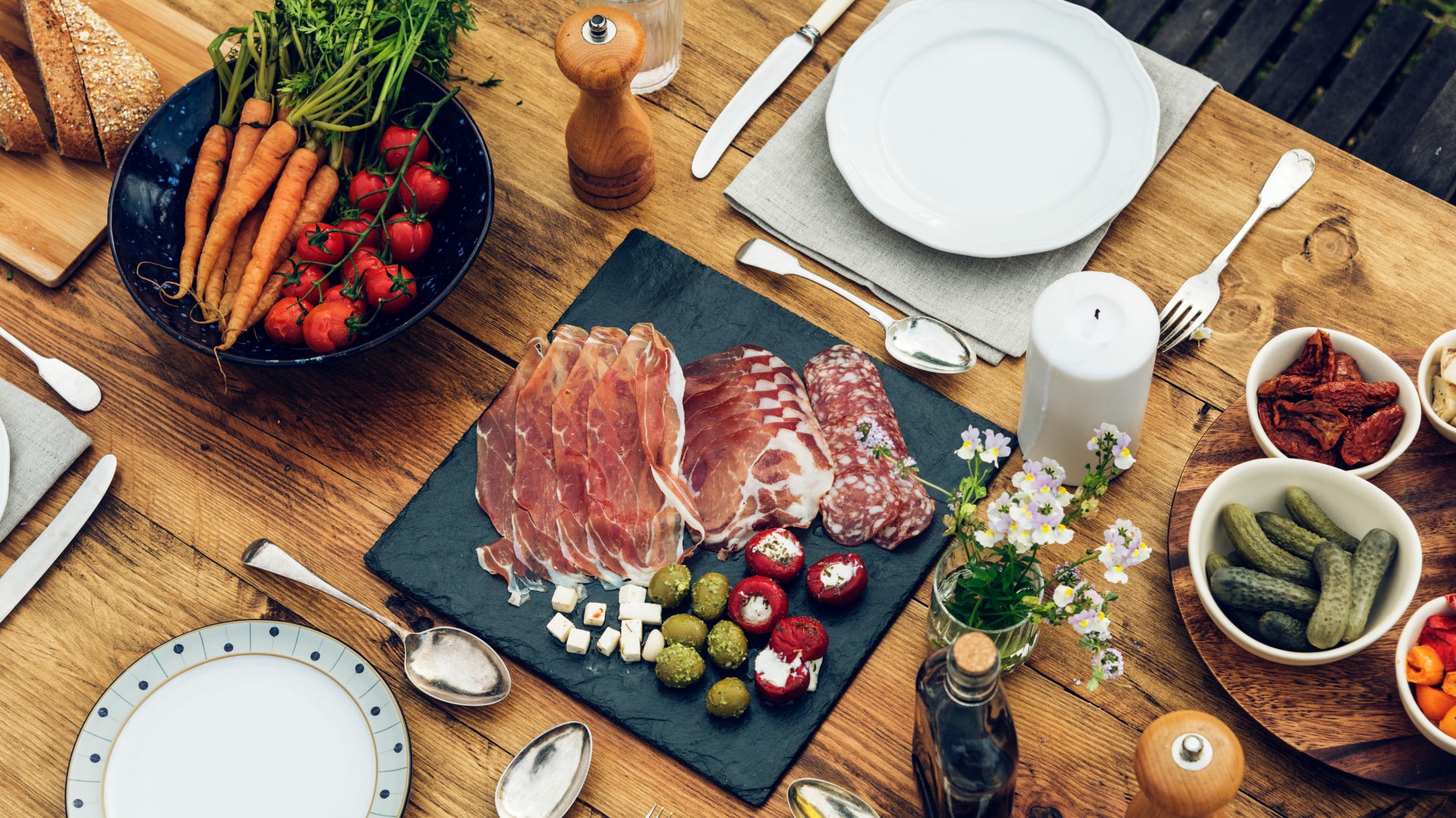 Нарезанное мясо на столе с овощами