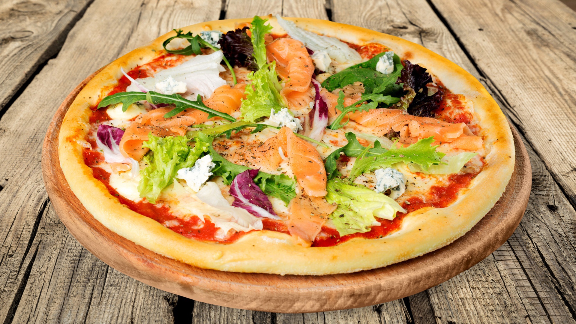 Аппетитная пицца с рыбой и рукколой 