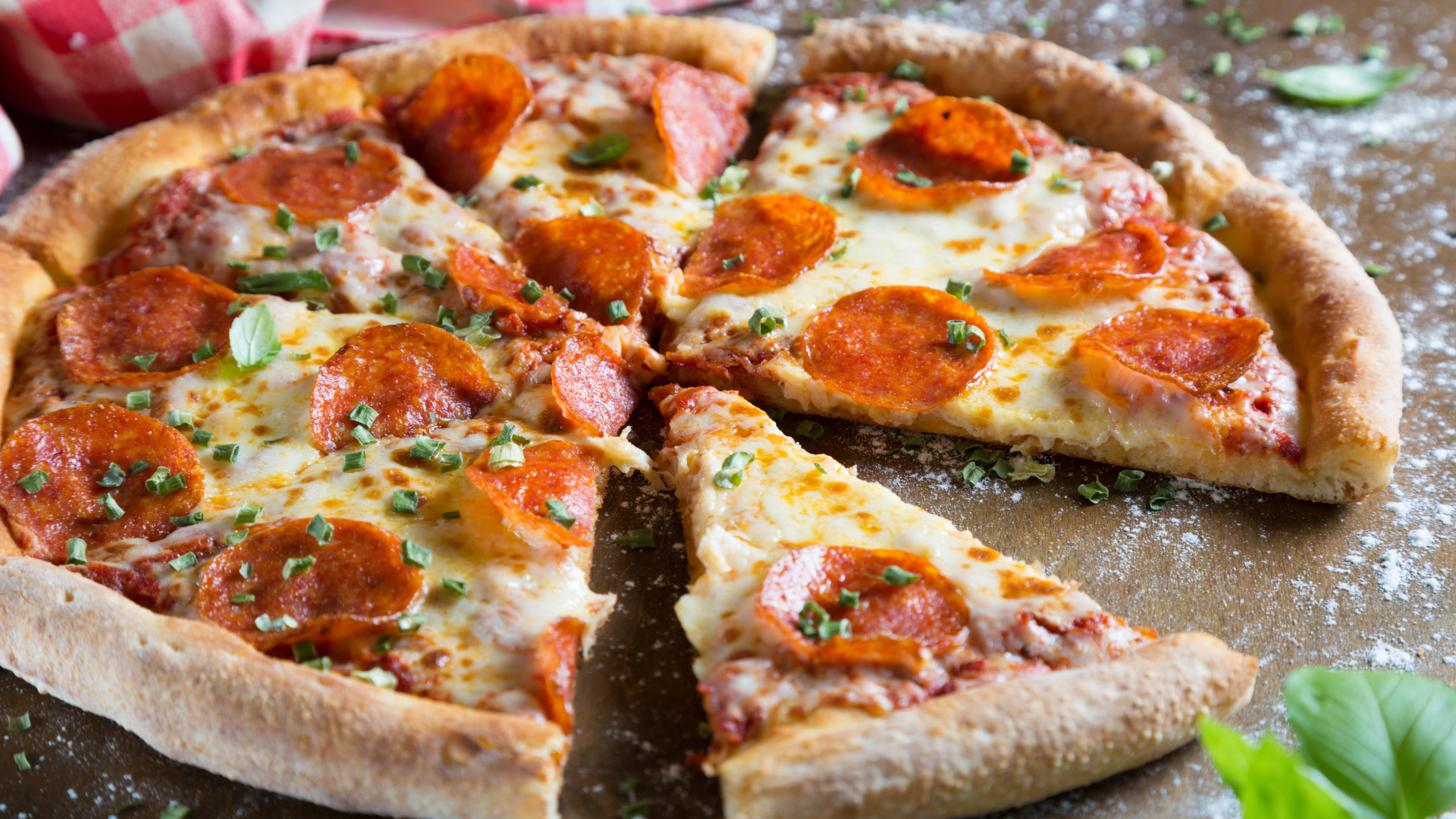 Аппетитная пицца с кусочками колбасы и сыром