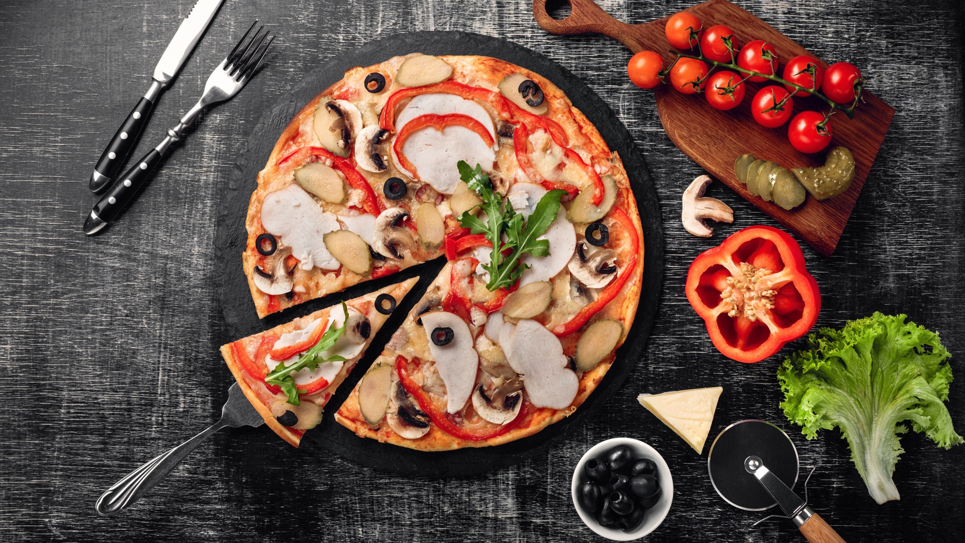 Пицца с перцем, мясом и грибами на столе