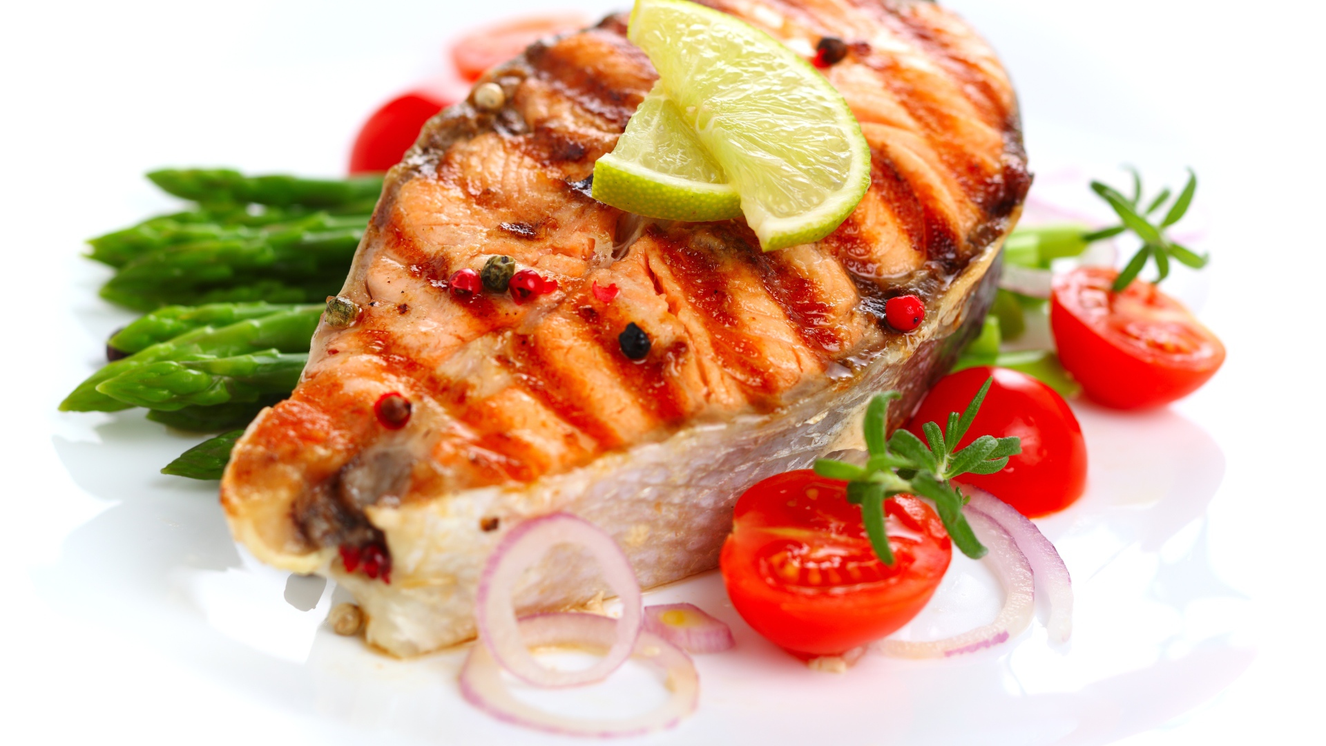 Кусок жареной рыбы с овощами на белом фоне 