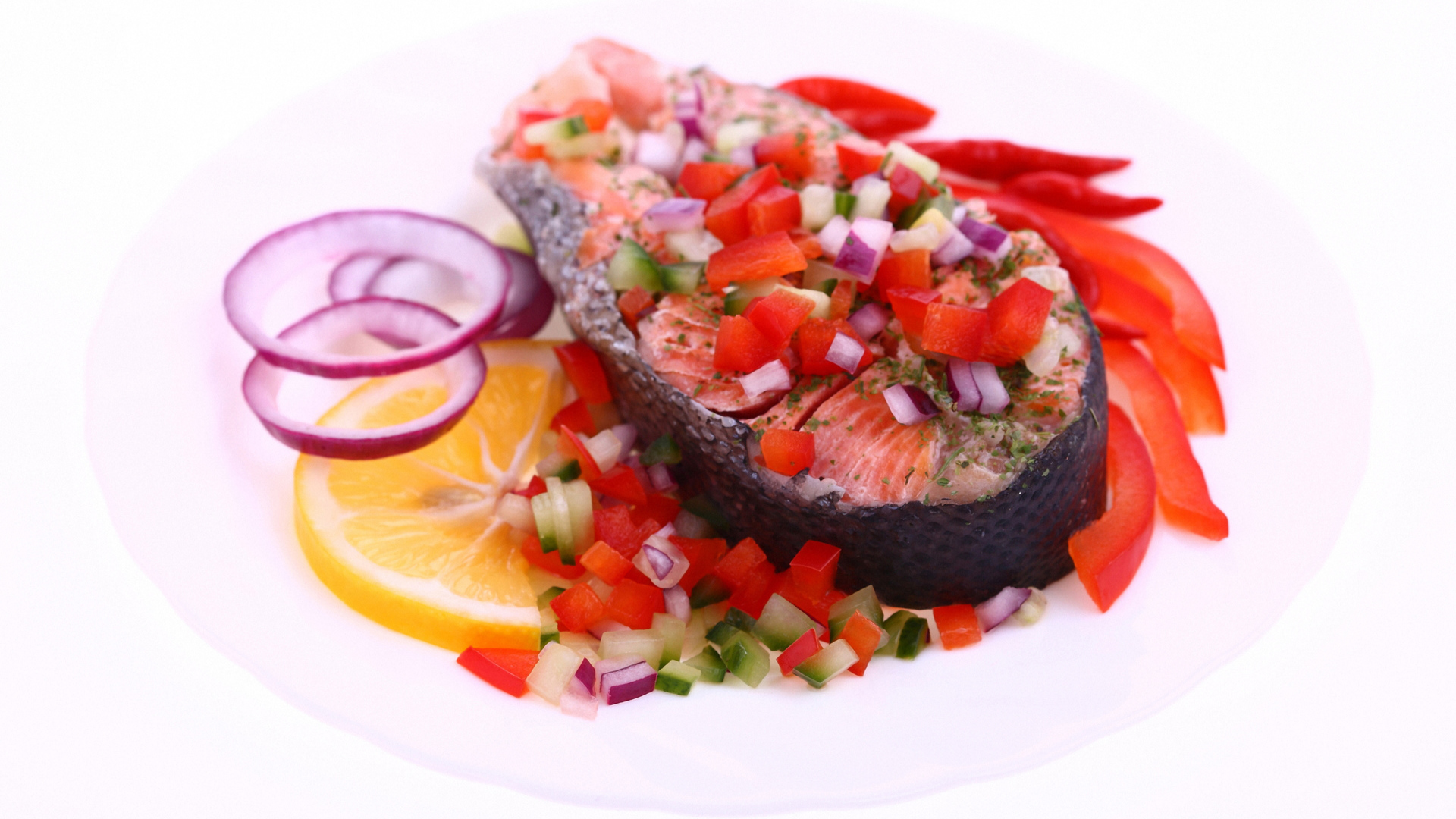 Кусок красной рыбы с овощами на белом фоне